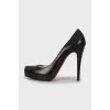 Black leather pointed toe shoes