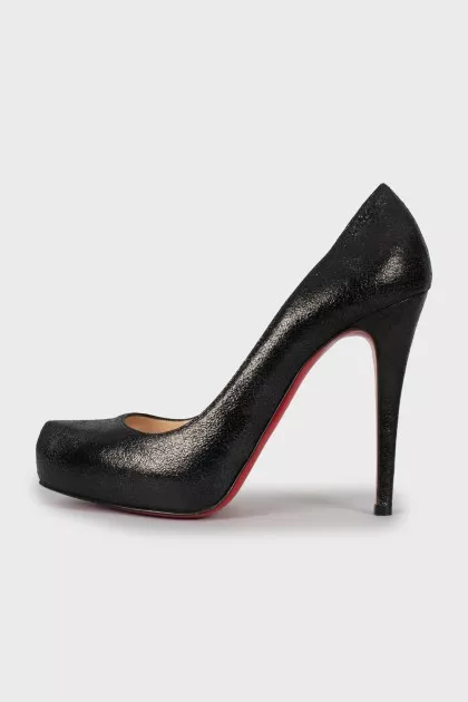 Black leather pointed toe shoes