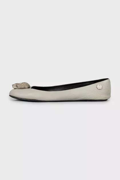 Leather ballet shoes decorated with a skull