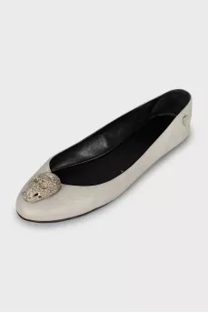 Leather ballet shoes decorated with a skull