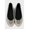 Leather ballet shoes decorated with a skull