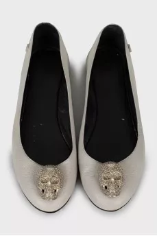 Leather ballet shoes decorated with a skull