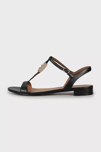 Low-heeled leather sandals