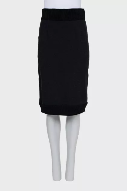 Fitted skirt with ribbed inserts
