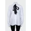 Loose fit shirt with ribbon