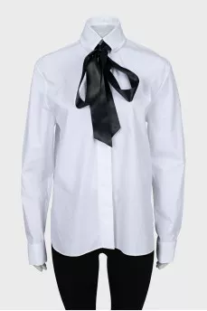 Loose fit shirt with ribbon