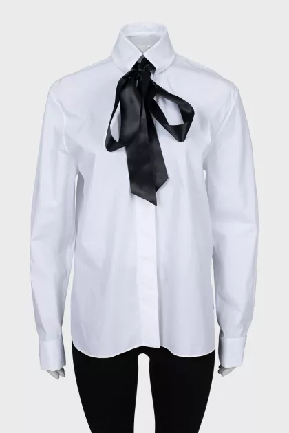 Loose fit shirt with ribbon