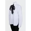 Loose fit shirt with ribbon