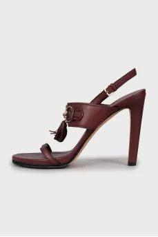 Leather sandals decorated with tassels