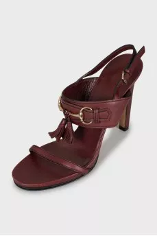 Leather sandals decorated with tassels