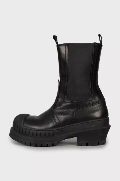 Leather boots with rubber toe