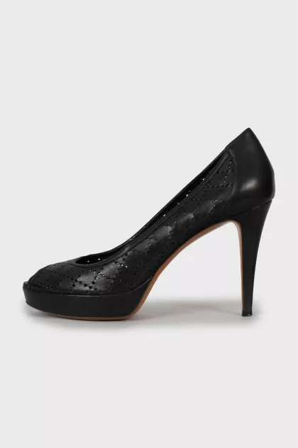 Perforated leather shoes