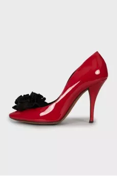 Patent leather shoes decorated with flowers