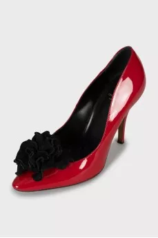 Patent leather shoes decorated with flowers