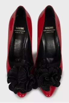 Patent leather shoes decorated with flowers