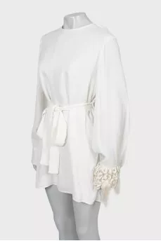 Mini dress with decoration on the sleeves