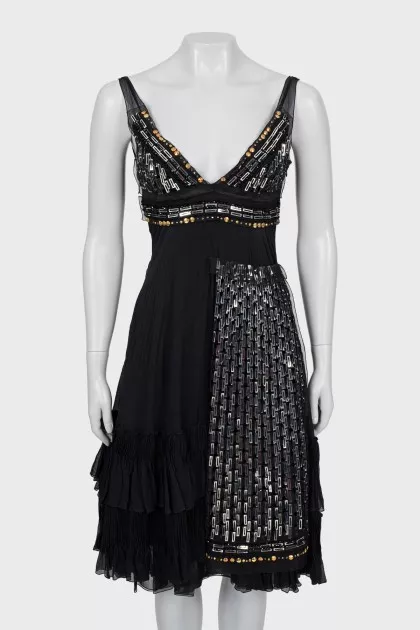 Fitted dress decorated with sequins