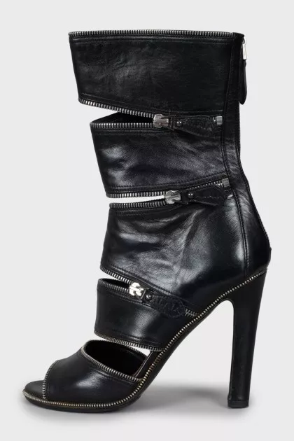 Leather ankle boots decorated with zippers