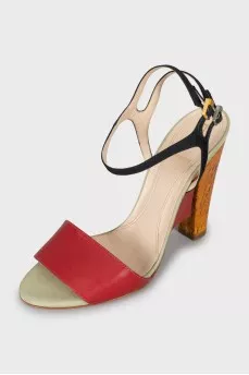 Combined sandals with wooden heels