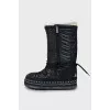 Insulated boots with embroidered logo