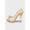 Beige shoes decorated with a bow