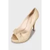 Beige shoes decorated with a bow