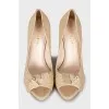 Beige shoes decorated with a bow