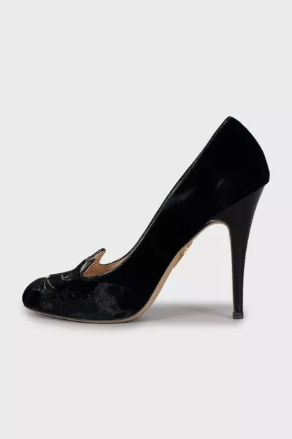 Velor shoes decorated with embroidery