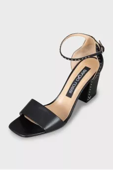 Sandals with metal rhinestones and tag