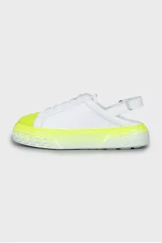 Sneakers with open heel and tag