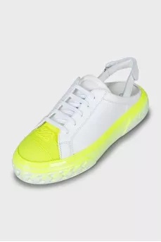 Sneakers with open heel and tag