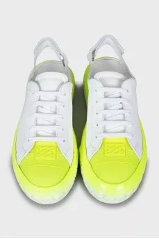 Sneakers with open heel and tag