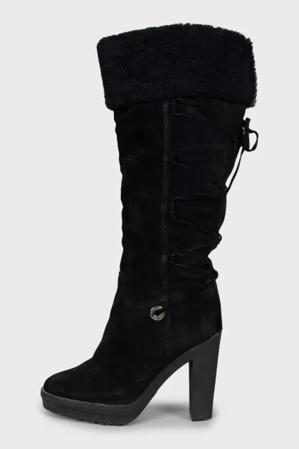 Insulated boots decorated with laces