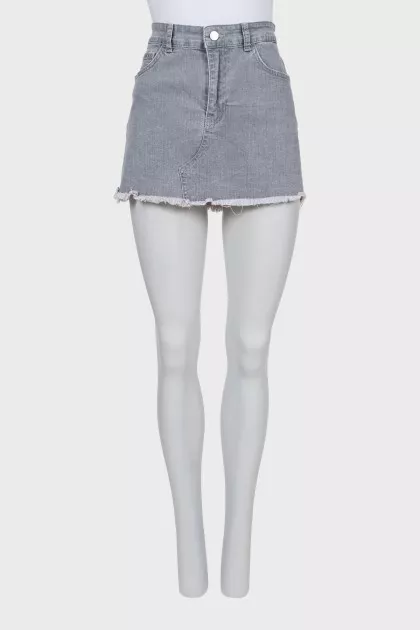 Denim skirt with raw edge