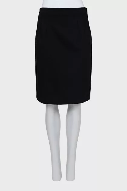 Fitted skirt with seams facing out