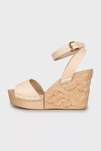 Leather sandals with wooden wedges
