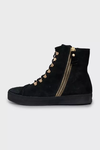 Insulated black suede boots