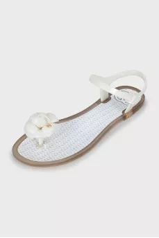 Rubber sandals decorated with flowers