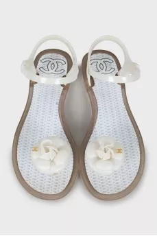 Rubber sandals decorated with flowers
