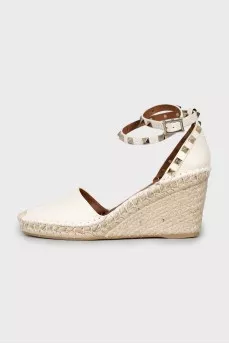 Leather shoes with woven wedges