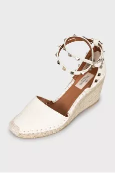 Leather shoes with woven wedges