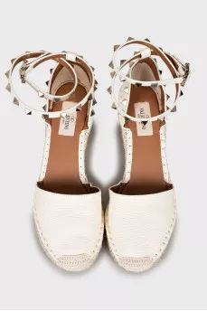 Leather shoes with woven wedges