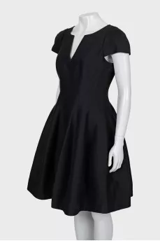 V-neck dress with tag
