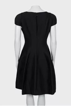 V-neck dress with tag