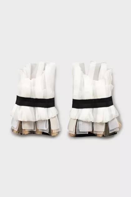 Ruffled cuffs with snap buttons