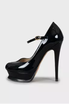 Patent leather open toe shoes