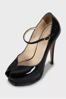 Patent leather open toe shoes