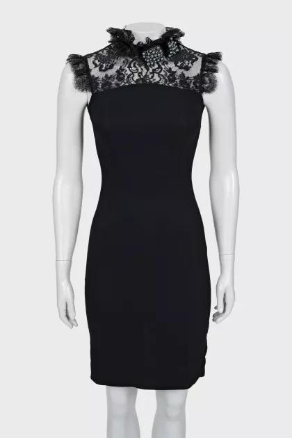 Fitted dress decorated with lace