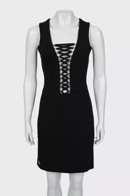 Fitted dress decorated with lacing