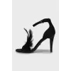 Suede sandals decorated with feathers